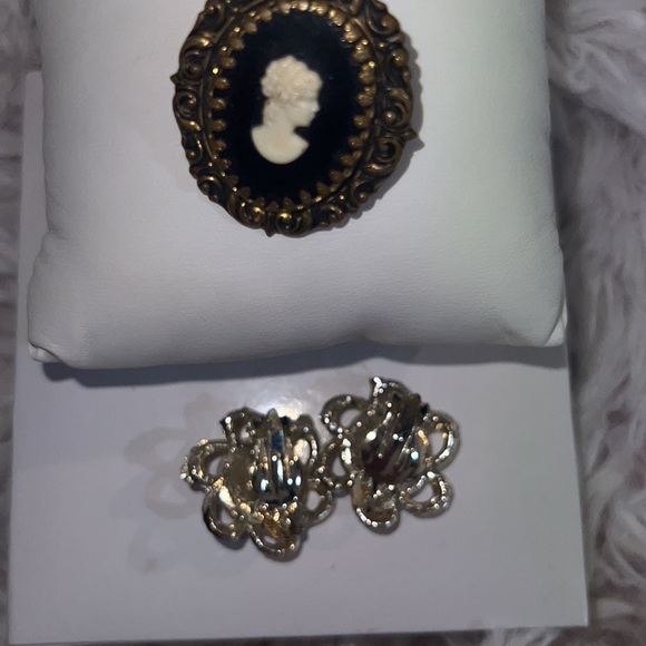 Vintage Victorian Black and White Pin set with matching earrings - Picture 4 of 5